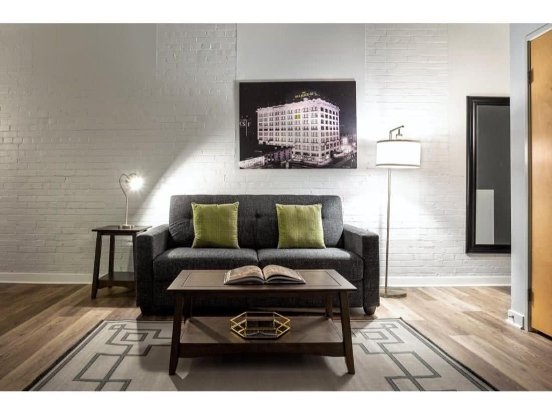 Beautiful 2Br 2Ba In The Block By Cozysuites Indianapolis Ngoại thất bức ảnh